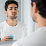 Test salivaire et bain de bouche : ce qu’il faut savoir sur leur interaction
