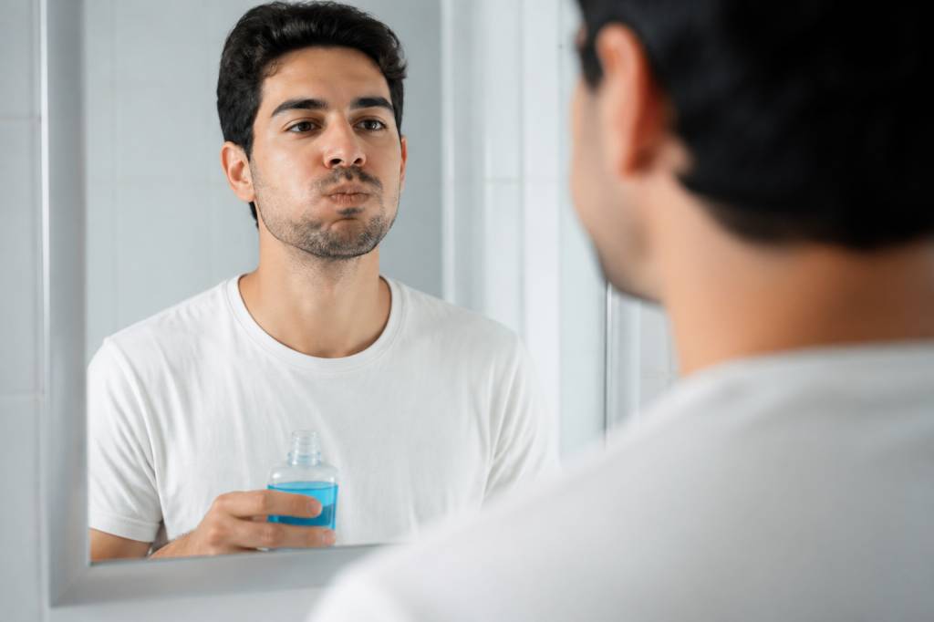 Test salivaire et bain de bouche : ce qu’il faut savoir sur leur interaction